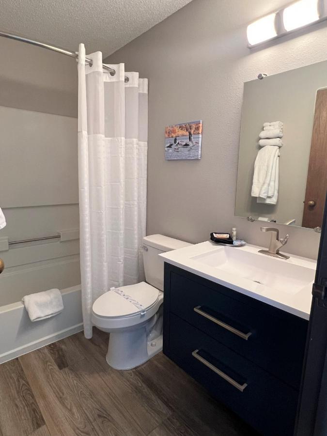 Hilltop Inn & Suites Grove エクステリア 写真