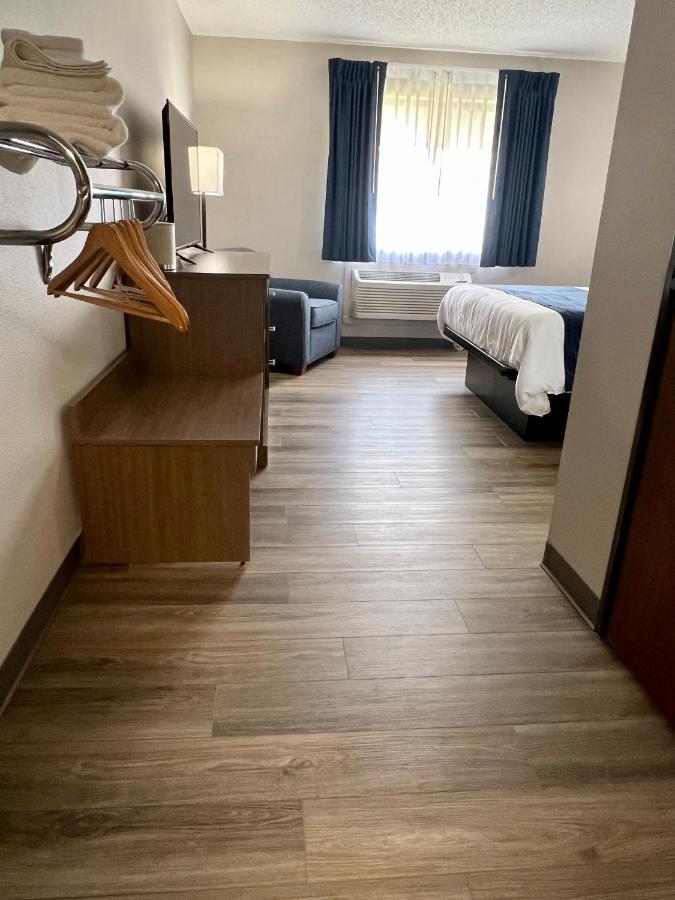 Hilltop Inn & Suites Grove エクステリア 写真